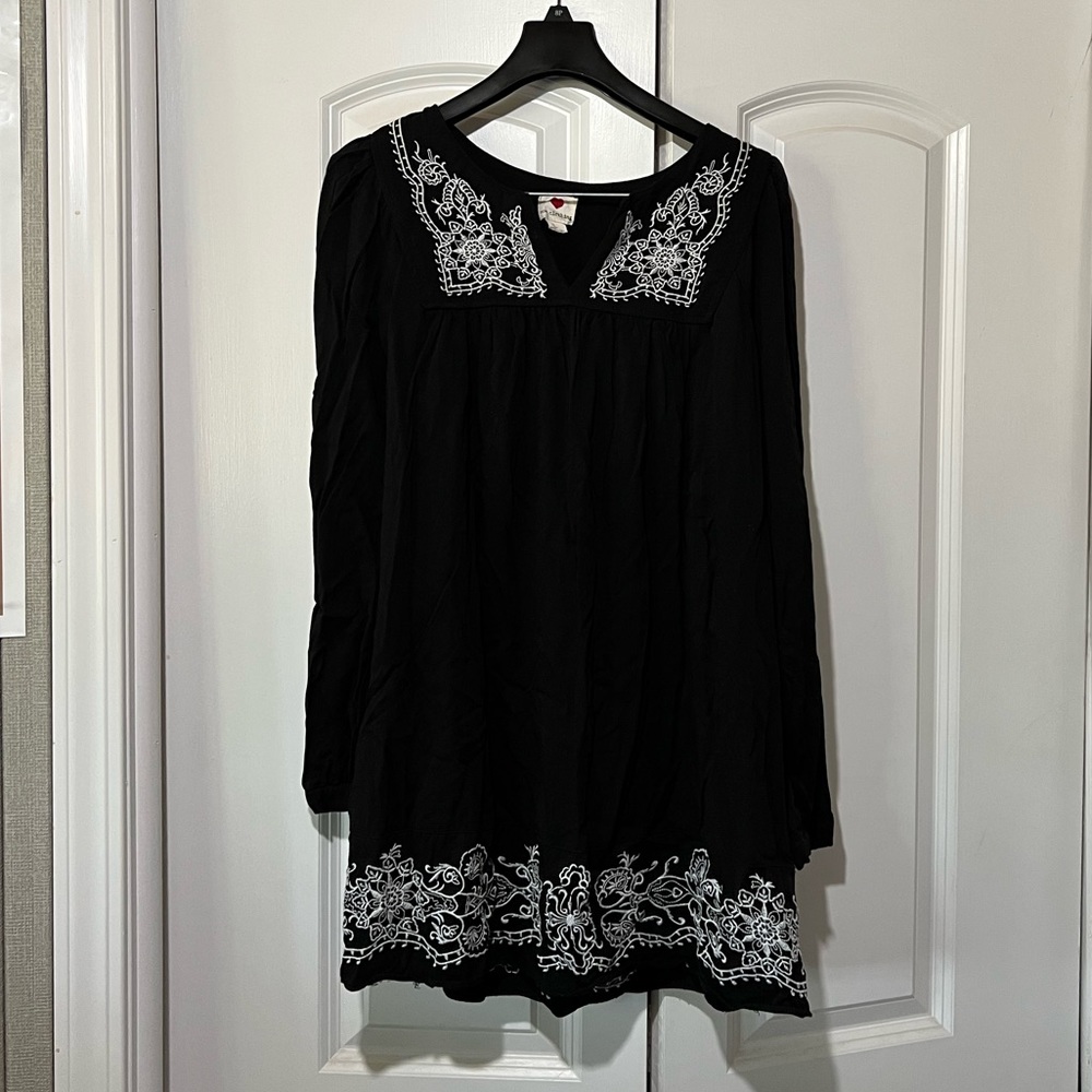 Black embroidered white dress large L